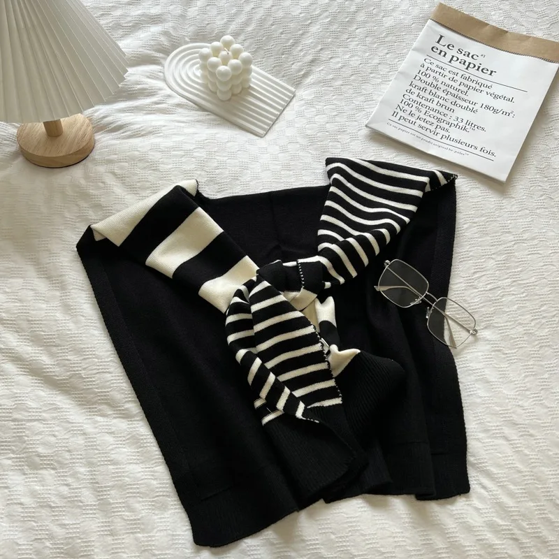Women'S Fashion Website - شال كتف مخطط محبوك باللونين الأبيض